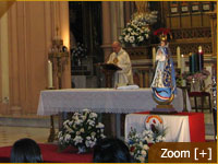 Altar con Imagen de Nuestra Señora de Caacupé y Sacerdote
