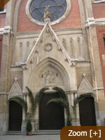 Puerta de la Iglesia Con Ramos