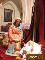 Navidad Misterio Virgen y Niños con Cuadro de la Inmaculada muy al fondo