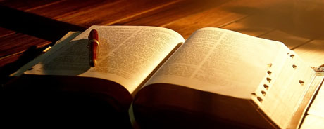 Biblia y Oración - Biblia abierta con luz de vela