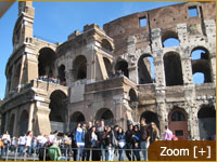Grupo frente al Coliseo